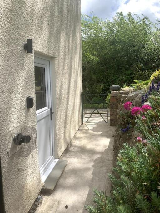 Cosy Two Bedroom With Fireplace *