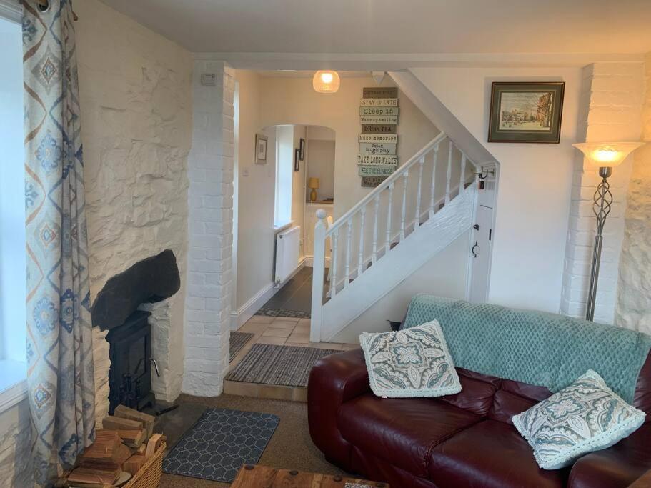 Cosy Two Bedroom With Fireplace